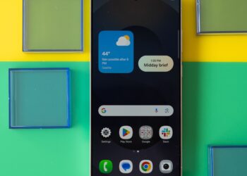 Samsung Galaxy S25 Ultra showing homescreen on a green and yellow background.