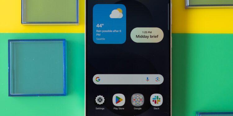 Samsung Galaxy S25 Ultra showing homescreen on a green and yellow background.
