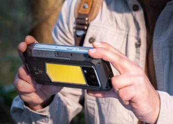 This 1.9-pound smartphone’s massive battery offers six months of standby