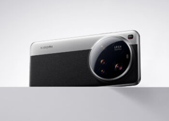 A photo of the Xiaomi 15 Ultra lying on its side