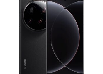 The Xiaomi 15 Ultra as seen from the front and back.