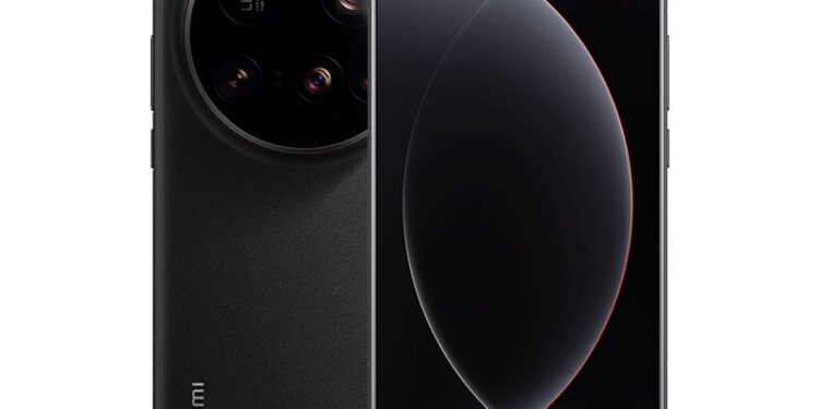 The Xiaomi 15 Ultra as seen from the front and back.