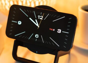 Apple’s plans for a smart display suffer a Siri-related setback