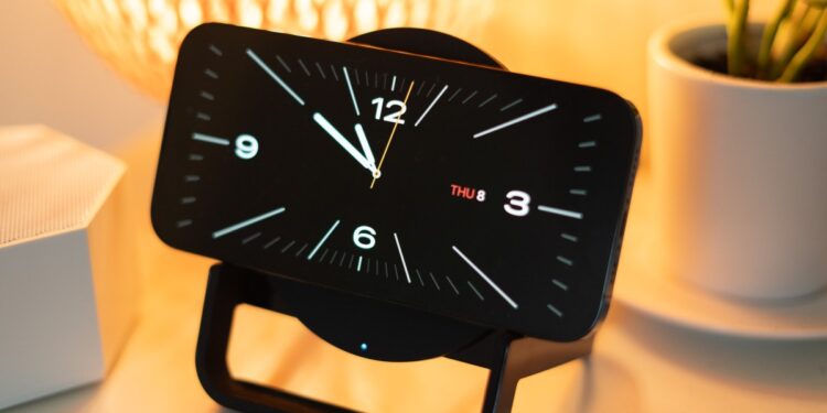 Apple’s plans for a smart display suffer a Siri-related setback