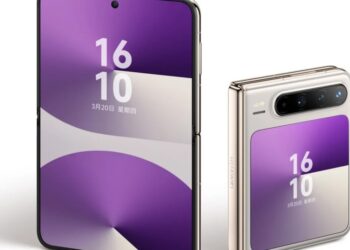 Huawei’s new flip phone is weirdly wide
