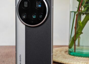 A photo of the Xiaomi 15 Ultra on a wooden table