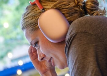 Apple stumbles with latest AirPods Max firmware