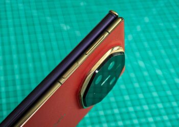 Huawei Mate XT hinge