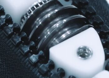 The world’s biggest zipper maker made a huge self-propelled zipper