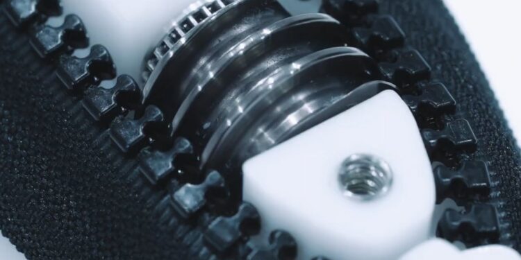 The world’s biggest zipper maker made a huge self-propelled zipper