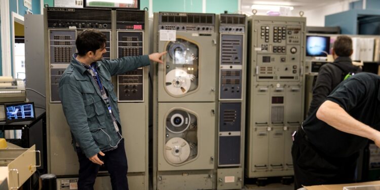 Why hundreds flock to play with decades-old computers