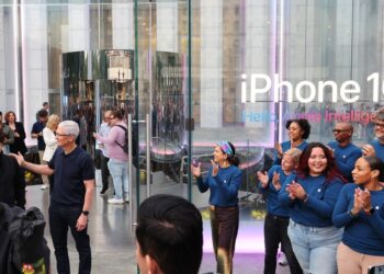 Apple says tariffs will cost it at least $900 million this quarter