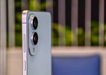 Samsung Galaxy S25 Edge photographed at an angle