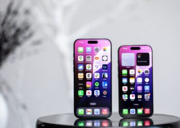 Trump threatens Apple with a 25 percent iPhone tariff