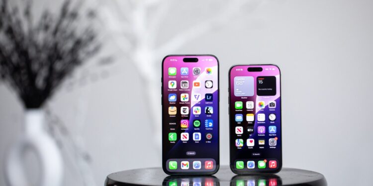 Trump threatens Apple with a 25 percent iPhone tariff