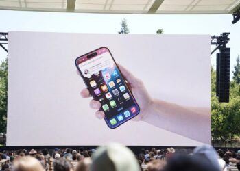 Demo from WWDC 2024 showing Siri capabilities.