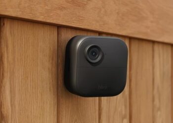 Blink outdoor 4 mounted on wooden fence