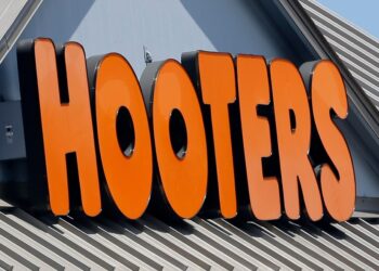 Hooters restaurant sign.