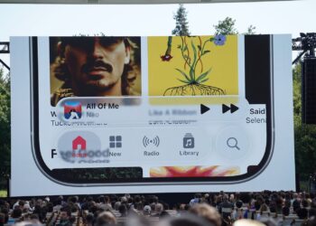 A photo of changes from Apple’s Liquid Glass UI redesign.