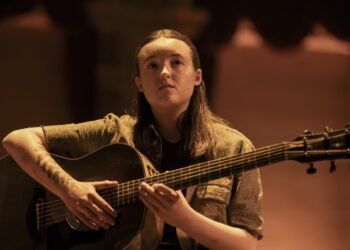 A still photo of Bella Ramsey in the HBO series The Last of Us.