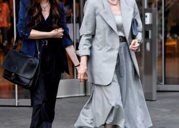 Meryl Streep and Anne Hathaway are seen filming at the "Devil wears Prada 2"