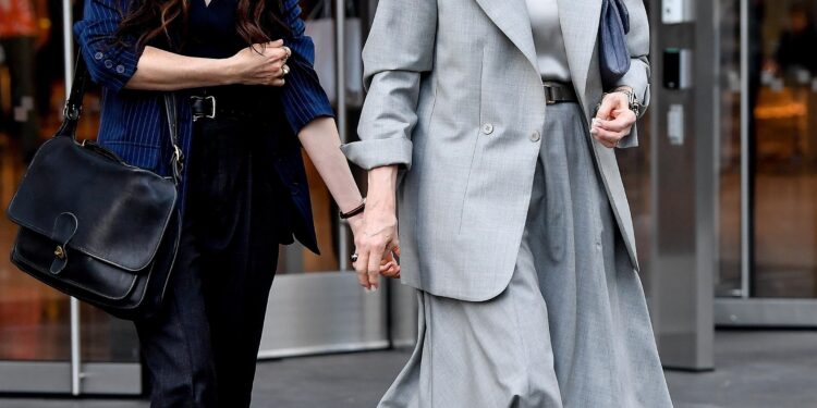 Meryl Streep and Anne Hathaway are seen filming at the "Devil wears Prada 2"