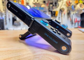 Two things I forgot to show on video: RGB lighting inside the grips and around the analog sticks, and the secondary screen as kickstand.