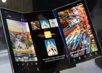 Samsung seems to have leaked its own trifold phone design