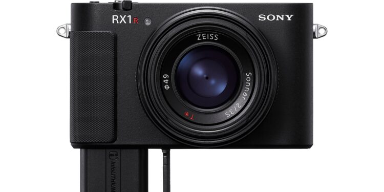 Sony is still stubborn about the size of its cameras