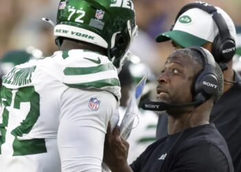 Aaron Glenn watches Jets struggle with penalties again