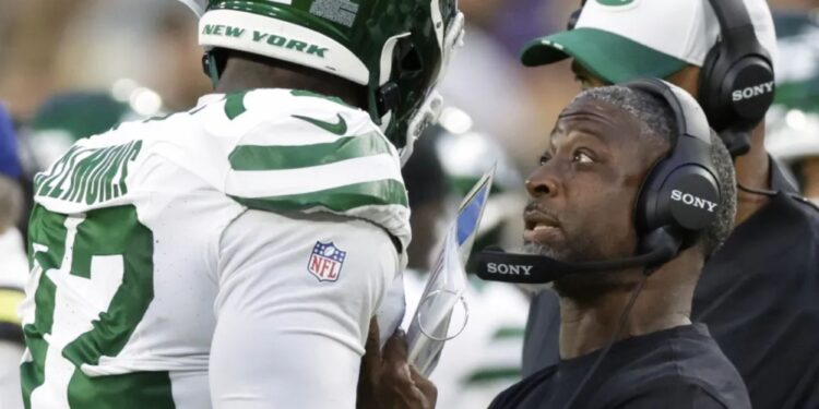 Aaron Glenn watches Jets struggle with penalties again