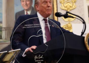 Apple made a 24k gold and glass statue for Donald Trump