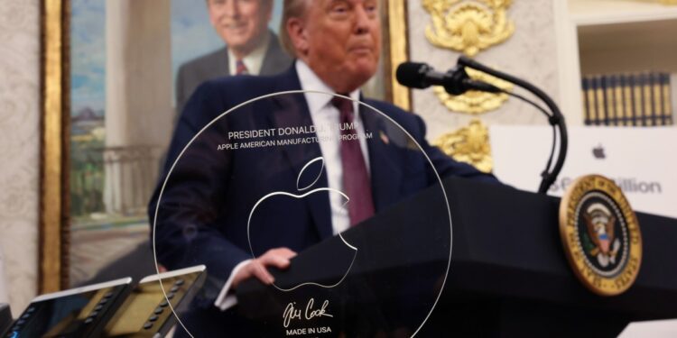 Apple made a 24k gold and glass statue for Donald Trump