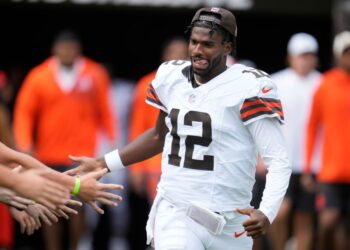 Shedeur Sanders runs onto the field for the Browns' game against the Rams on Aug. 23, 2025.