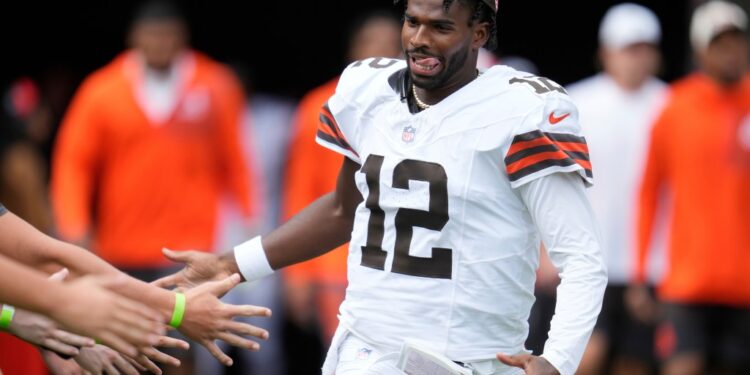 Shedeur Sanders runs onto the field for the Browns' game against the Rams on Aug. 23, 2025.