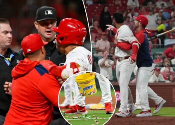 Cardinals' Willson Contreras hits own coach with bat toss in insane ejection