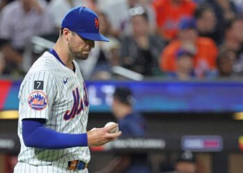 Clay Holmes react dejectedly after giving up an RBI double in the fourth inning of the Mets' 13-5 blowout win over the Braves on Aug. 12, 2025.