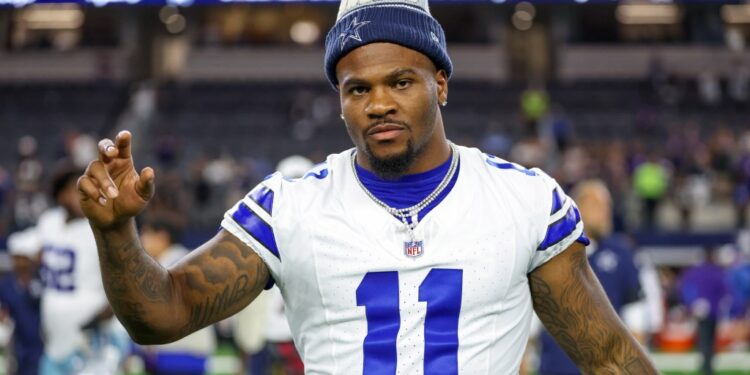 Micah Parsons (11) reacts after the game against the Baltimore Ravens at AT&T Stadium.