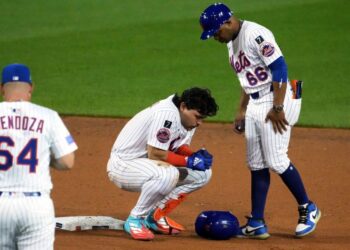 Francisco Alvarez appears to suffer an injury sliding into second base during an Aug. 17, 2025 game against the Mariners.