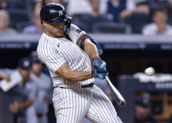Giancarlo Stanton hits a solo homer in the fifth inning of the Yankees' 9-1 blowout win over the Twins on Aug. 12, 2025.