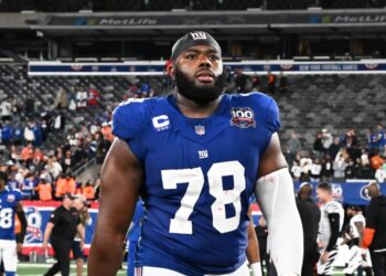 Andrew Thomas, Giants offensive tackle #78, leaving the field.