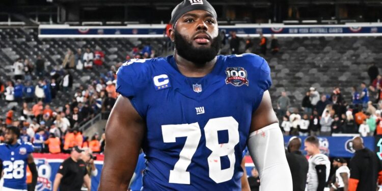 Andrew Thomas, Giants offensive tackle #78, leaving the field.