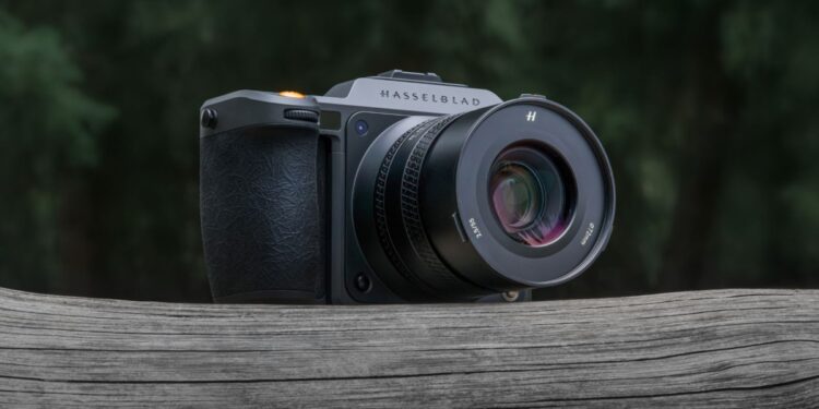 Hasselblad’s new medium format flagship comes with end-to-end HDR