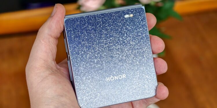 Honor’s new flip phone will go with your Jimmy Choos