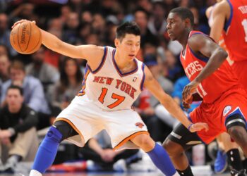 Jeremy Lin dribbling the ball during a Knicks basketball game.