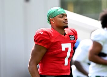 Jets quarterback Justin Fields (7) stretches at practice in Florham Park, NJ.