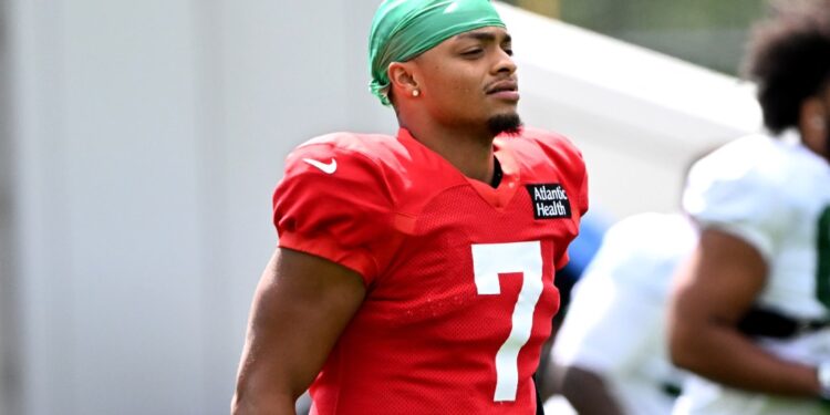 Jets quarterback Justin Fields (7) stretches at practice in Florham Park, NJ.