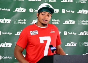 Justin Field ran the walk-through for the defense the day after the Jets' preseason loss to the Giants.