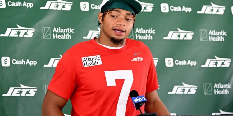 Justin Field ran the walk-through for the defense the day after the Jets' preseason loss to the Giants.