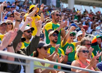 US Open tennis fans cheering.